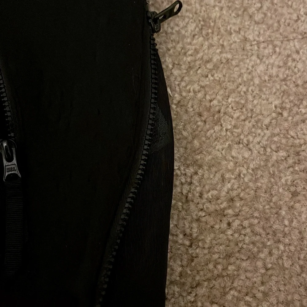 Adidas crop hoodie, two zips pockets in front and zips on the side one of a kind - Picture 3 of 6